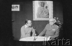 Po 13.12.1981, Warszawa, Polska.
Kadr z ekranem telewizyjnym w pierwszych dniach stanu wojennego.
Fot. Małgorzata Niezabitowska i Tomasz Tomaszewski, zbiory Ośrodka KARTA