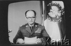 13.12.1981, Warszawa, Polska.
Generał Wojciech Jaruzelski ogłasza w przemówieniu telewizyjnych wprowadzenie stanu wojennego.
Fot. z Archiwum Tomasza Tomaszewskiego i Małgorzaty Niezabitowskiej, zbiory Ośrodka KARTA.