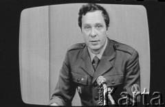Po 13.12.1981, Warszawa, Polska.
Tadeusz Samitowski, prezenter programu informacyjnego Programu Pierwszego Telewizji Polskiej 