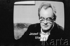 Po 13.12.1981, Warszawa, Polska.
Pisarz Józef Lenart występujący w telewizji.
Fot. Małgorzata Niezabitowska i Tomasz Tomaszewski, zbiory Ośrodka KARTA