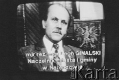 Po 13.12.1981, Warszawa, Polska.
Major rezerwy magister Leon Ginalski, Naczelnik miasta i gminy w Nałęczowie, w programie telewizyjnym.
Fot. Małgorzata Niezabitowska i Tomasz Tomaszewski, zbiory Ośrodka KARTA