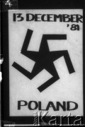 Po 13.12.1981, Warszawa, Polska.
Plakat ze swastyką dotyczący wprowadzenia stanu wojennego w Polce.
Fot. Małgorzata Niezabitowska i Tomasz Tomaszewski, zbiory Ośrodka KARTA 
