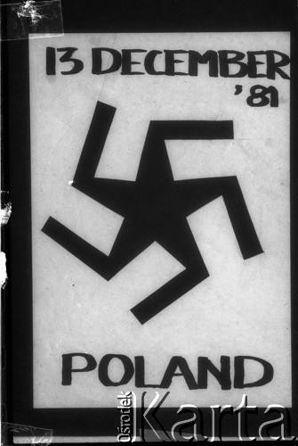 Po 13.12.1981, Warszawa, Polska.
Plakat ze swastyką dotyczący wprowadzenia stanu wojennego w Polce.
Fot. Małgorzata Niezabitowska i Tomasz Tomaszewski, zbiory Ośrodka KARTA 
