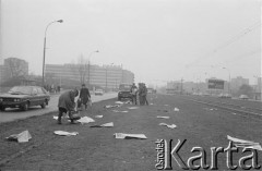 Zima 1981/1982, Warszawa, Polska.
Akcja rozrzucania na ulicy Okopowej gazet, wydrukowanych przez działaczy opozycji.
Fot. Tomasz Tomaszewski, zbiory Ośrodka KARTA.