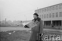 Zima 1981/1982, Warszawa, Polska.
Akcja rozrzucania na ulicy Okopowej gazet, wydrukowanych przez działaczy opozycji.
Fot. Tomasz Tomaszewski, zbiory Ośrodka KARTA.