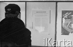Po 13.12.1981, Warszawa, Polska.
Początek stanu wojennego. Mężczyzna czytający obwieszczenie o wprowadzeniu stanu wojennego.
Fot. Małgorzata Niezabitowska i Tomasz Tomaszewski, zbiory Ośrodka KARTA 
