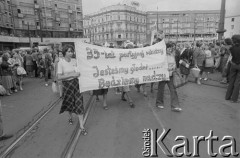30.07.1981, Łódź, Polska.
Marsz głodowy - jeden z wielu protestów zorganizowanych w kilkunastu miastach Polski na przełomie lipca i sierpnia 1981 roku. Protesty były spowodowane problemami w zaopatrzeniu, zmniejszeniem kartkowych przydziałów mięsa oraz podwyżką cen. Marsz w Łodzi był najliczniejszy. Uczestniczyły w nim głównie kobiety z dziećmi. Na zdjęciu uczestnicy marszu na Placu Wolności. Kobiety niosą transparent o treści: 