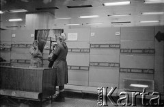Po 13.12.1981, Warszawa, Polska.
Domy Towarowe 