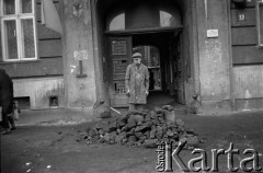 Po 13.1.1981, Warszawa, Polska.
Mężczyzna przy węglu przed kamienicą przy ulicy Foksal 13. 
Fot. Małgorzata Niezabitowska i Tomasz Tomaszewski, zbiory Ośrodka KARTA