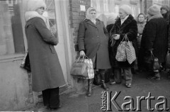 Zima 1981-1982, Warszawa, Polska.
Stan wojenny, kobiety stojące w kolejce do sklepu.
Fot. Małgorzata Niezabitowska i Tomasz Tomaszewski, zbiory Ośrodka KARTA