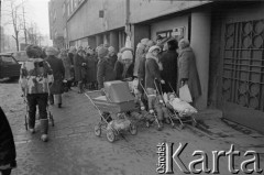 Zima 1981-1982, Warszawa, Polska.
Stan wojenny, kobiety z dziećmi w wózkach. Stoją w kolejce do sklepu przy ulicy Puławskiej 24.
Fot. Małgorzata Niezabitowska i Tomasz Tomaszewski, zbiory Ośrodka KARTA