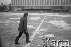 Po 13.12.1981, Warszawa, Polska.
Plac Zwycięstwa, w głębi hotel Victoria.
Fot. Tomasz Tomaszewski, zbiory Ośrodka KARTA