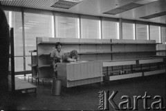 Po 13.12.1981, Warszawa, Polska.
Domy Towarowe 