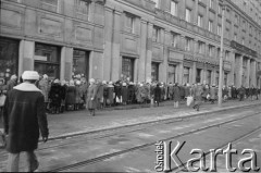 Po 13.12.1981, Warszawa, Polska.
Kolejka do sklepu przy ulicy Marszałkowskiej 27/35, do którego właśnie przywieziono towar.
Fot. Małgorzata Niezabitowska i Tomasz Tomaszewski, zbiory Ośrodka KARTA
