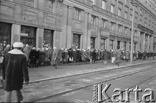 Po 13.12.1981, Warszawa, Polska.
Kolejka do sklepu przy ulicy Marszałkowskiej 27/35, do którego właśnie przywieziono towar.
Fot. Małgorzata Niezabitowska i Tomasz Tomaszewski, zbiory Ośrodka KARTA