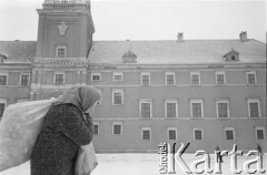 Po 13.12.1981, Warszawa, Polska.
Kobieta z workiem na plecach na placu Zamkowym.
Fot. Tomasz Tomaszewski, zbiory Ośrodka KARTA
