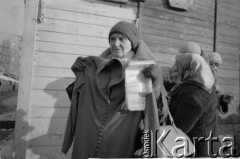 Zima 1981/1982, Warszawa, Polska.
Stan wojenny, kobieta handluje odzieżą na Bazarze Różyckiego.
Fot. Małgorzata Niezabitowska i Tomasz Tomaszewski, zbiory Ośrodka KARTA