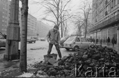 Po 13.1.1981, Warszawa, Polska.
Początek stanu wojennego. Mężczyzna przy pryzmie węgla.
Fot. Małgorzata Niezabitowska i Tomasz Tomaszewski, zbiory Ośrodka KARTA