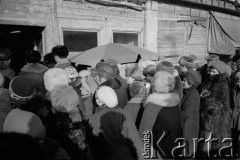 Zima 1981/1982, Warszawa, Polska.
Stan wojenny, kolejka do sklepu na Bazarze Różyckiego na Pradze.
Fot. Małgorzata Niezabitowska i Tomasz Tomaszewski, zbiory Ośrodka KARTA