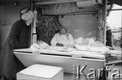 Zima 1981/1982, Warszawa, Polska.
Stan wojenny, stoisko z drobiem na Bazarze Różyckiego.
Fot. Małgorzata Niezabitowska i Tomasz Tomaszewski, zbiory Ośrodka KARTA