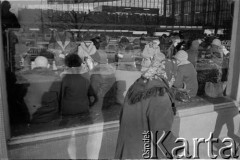 Zima 1981/1982, Warszawa, Polska.
Stan wojenny, klienci wewnątrz sklepu 
