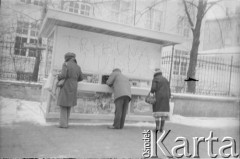 Po 13.12.1981, Warszawa, Polska.
Początek stanu wojennego. Kiosk na ulicy Stanisława Noakowskiego. Na nim napis 
