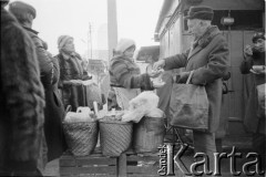 Zima 1981/1982, Warszawa, Polska
Stan wojenny, zakupy na Bazarze Różyckiego.
Fot. Małgorzata Niezabitowska i Tomasz Tomaszewski, zbiory Ośrodka KARTA