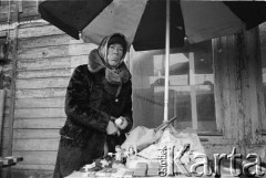 Zima 1981/1982, Warszawa, Polska.
Stan wojenny, kobieta sprzedająca zabawki na Bazarze Różyckiego.
Fot. Małgorzata Niezabitowska i Tomasz Tomaszewski, zbiory Ośrodka KARTA
