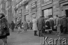 Zima 1981/1982, Warszawa, Polska.
Stan wojenny, kolejka do sklepu obuwniczego przy ulicy Marszałkowskiej (obok kina Polonia).
Fot. Małgorzata Niezabitowska i Tomasz Tomaszewski, zbiory Ośrodka KARTA