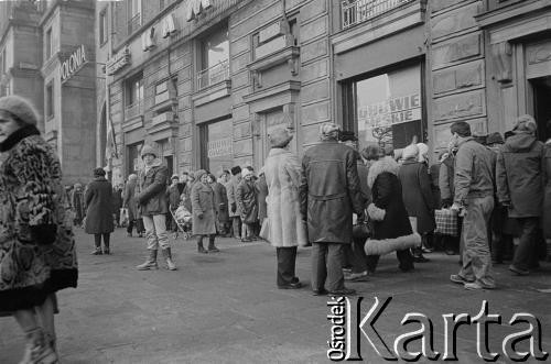 Zima 1981/1982, Warszawa, Polska.
Stan wojenny, kolejka do sklepu obuwniczego przy ulicy Marszałkowskiej (obok kina Polonia).
Fot. Małgorzata Niezabitowska i Tomasz Tomaszewski, zbiory Ośrodka KARTA