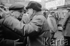 Zima 1981-1982, Warszawa, Polska.
Stan wojenny, mężczyźni na Bazarze Różyckiego.
Fot. Małgorzata Niezabitowska i Tomasz Tomaszewski, zbiory Ośrodka KARTA