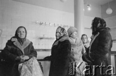 Zima 1981/1982, Warszawa, Polska.
Kobiety w sklepie, widoczne puste półki.
Fot. Małgorzata Niezabitowska i Tomasz Tomaszewski, zbiory Ośrodka KARTA
