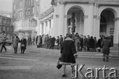 Zima 1981-1982, Warszawa, Polska.
Stan wojenny, kolejka na placu Zbawiciela.
Fot. Małgorzata Niezabitowska i Tomasz Tomaszewski, zbiory Ośrodka KARTA