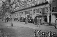 Zima 1981-1982, Warszawa, Polska.
Stan wojenny, kolejka do sklepu 