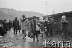 Zima 1981/1982, Warszawa, Polska.
Stan wojenny, Bazar Różyckiego.
Fot. Małgorzata Niezabitowska i Tomasz Tomaszewski, zbiory Ośrodka KARTA