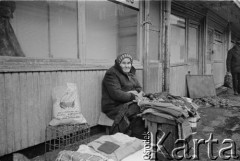 Zima 1981/1982, Warszawa, Polska.
Stan wojenny, kobieta sprzedająca ubrania na Bazarze Różyckiego.
Fot. Małgorzata Niezabitowska i Tomasz Tomaszewski, zbiory Ośrodka KARTA