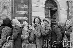 Ok. 8.03.1982, Warszawa, Polska.
Stan wojenny, kolejka do sklepu przy ulicy 1-go Maja 6.
Fot. Małgorzata Niezabitowska i Tomasz Tomaszewski, zbiory Ośrodka KARTA