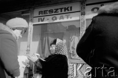 Zima 1981/1982, Warszawa, Polska.
Stan wojenny, zakupy na bazarze Różyckiego.
Fot. Małgorzata Niezabitowska i Tomasz Tomaszewski, zbiory Ośrodka KARTA
