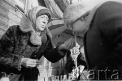 Zima 1981/1982, Warszawa, Polska.
Stan wojenny, zakupy na bazarze Różyckiego.
Fot. Małgorzata Niezabitowska i Tomasz Tomaszewski, zbiory Ośrodka KARTA