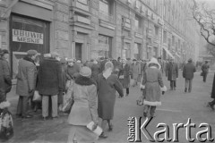 Zima 1981/1982, Warszawa, Polska.
Stan wojenny, kolejka do sklepu z butami przy ulicy Marszałkowskiej.
Fot. Małgorzata Niezabitowska i Tomasz Tomaszewski, zbiory Ośrodka KARTA