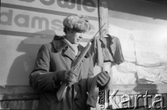 Zima 1981/1982, Warszawa, Polska.
Stan wojenny, bazar Różyckiego.
Fot. Małgorzata Niezabitowska i Tomasz Tomaszewski, zbiory Ośrodka KARTA