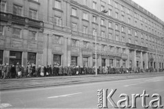 Po 13.12.1981, Warszawa, Polska.
Kolejka do sklepu przy ulicy Marszałkowskiej 27/35, do którego właśnie przywieziono towar.
Fot. Małgorzata Niezabitowska i Tomasz Tomaszewski, zbiory Ośrodka KARTA
