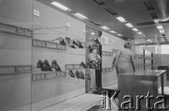 Po 13.12.1981, Warszawa, Polska.
Wnętrze domu towarowego 