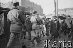 Po 13.12.1981, Warszawa, Polska.
Początek stanu wojennego, bazar Różyckiego.
Fot. Małgorzata Niezabitowska i Tomasz Tomaszewski, zbiory Ośrodka KARTA