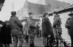 Po 13.12.1981, Warszawa, Polska.
Początek stanu wojennego, bazar Różyckiego.
Fot. Małgorzata Niezabitowska i Tomasz Tomaszewski, zbiory Ośrodka KARTA