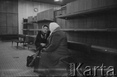 Po 13.12.1981, Warszawa, Polska.
Wnętrze domu towarowego 