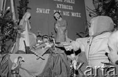 Grudzień 1981, Konstancin-Jeziorna, Polska.
Żłóbek bożonarodzeniowy, przy którym dzieci składają w darze zabawki - broń.
Fot. Tomasz Tomaszewski, zbiory Ośrodka KARTA