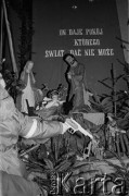 Grudzień 1981, Konstancin-Jeziorna, Polska.
Żłóbek bożonarodzeniowy, przy którym dzieci składają w darze zabawki - broń.
Fot. Tomasz Tomaszewski, zbiory Ośrodka KARTA