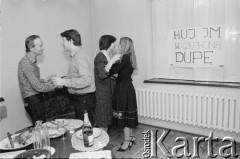 31.12.1981/1.01.1982, Warszawa, Polska.
Sylwester 1981 roku. Od lewej: Tadeusz Niezabitowski, Ryszard Bugajski, Elżbieta Bugajska i Małgorzata Niezabitowska podczas składania życzeń noworocznych. W tle hasło wieczoru i rozpoczynającego się właśnie 1982 roku.
Fot. Tomasz Tomaszewski, zbiory Ośrodka KARTA.