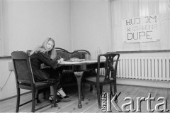 31.12.1981, Warszawa, Polska.
Małgorzata Niezabitowska w domu przy ul. Cietrzewia podczas pisania dziennika. Z prawej hasło sylwestrowego wieczoru.
Fot. Tomasz Tomaszewski, zbiory Ośrodka KARTA